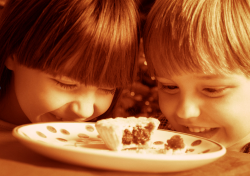 Enfants devant une assiette